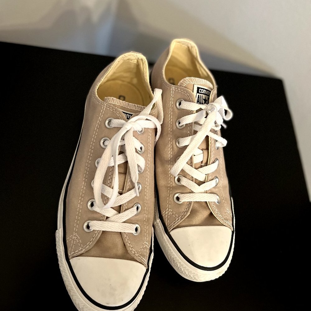 Converse Low Tops tan size 9